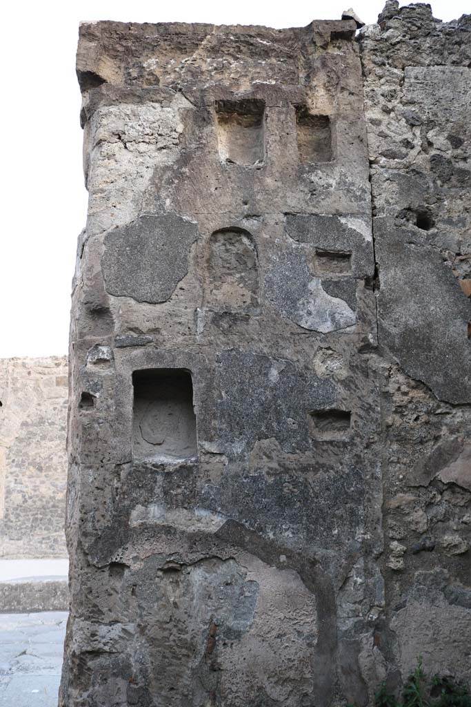 VI.12.6 Pompeii. December 2018.
Detail of south wall in south-west corner of shop. Photo courtesy of Aude Durand.
