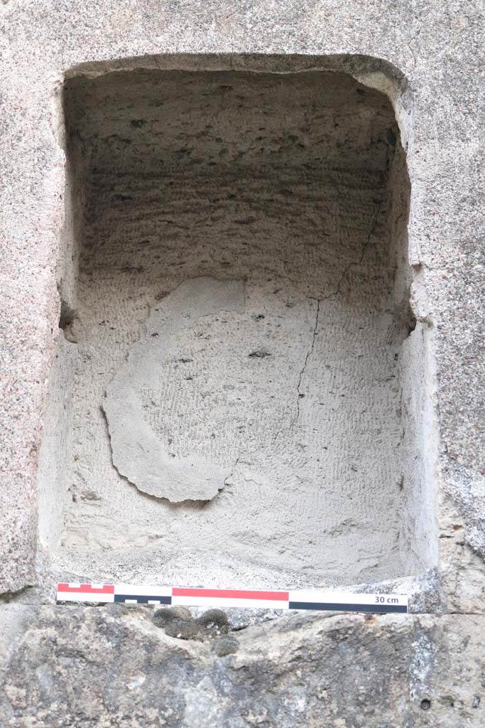 VI.12.6 Pompeii. December 2018.
Detail of niche set in lower south wall of shop. Photo courtesy of Aude Durand.