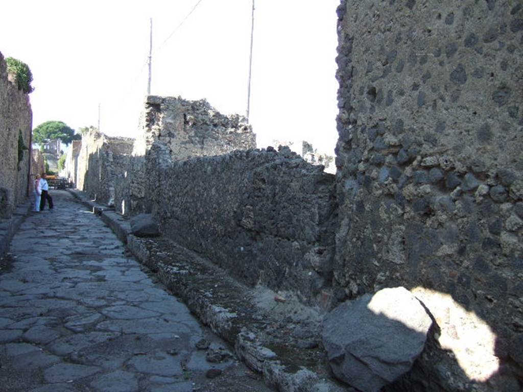 Vicolo del Labirinto looking north, September 2005. Side wall of VI.13.1