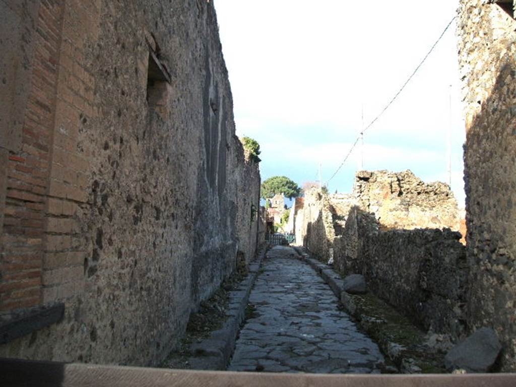 VI.13.1 Shop. Linked to VI.13.2
VI.12 Via del Labirinto looking North from Via della Fortuna VI.13.1