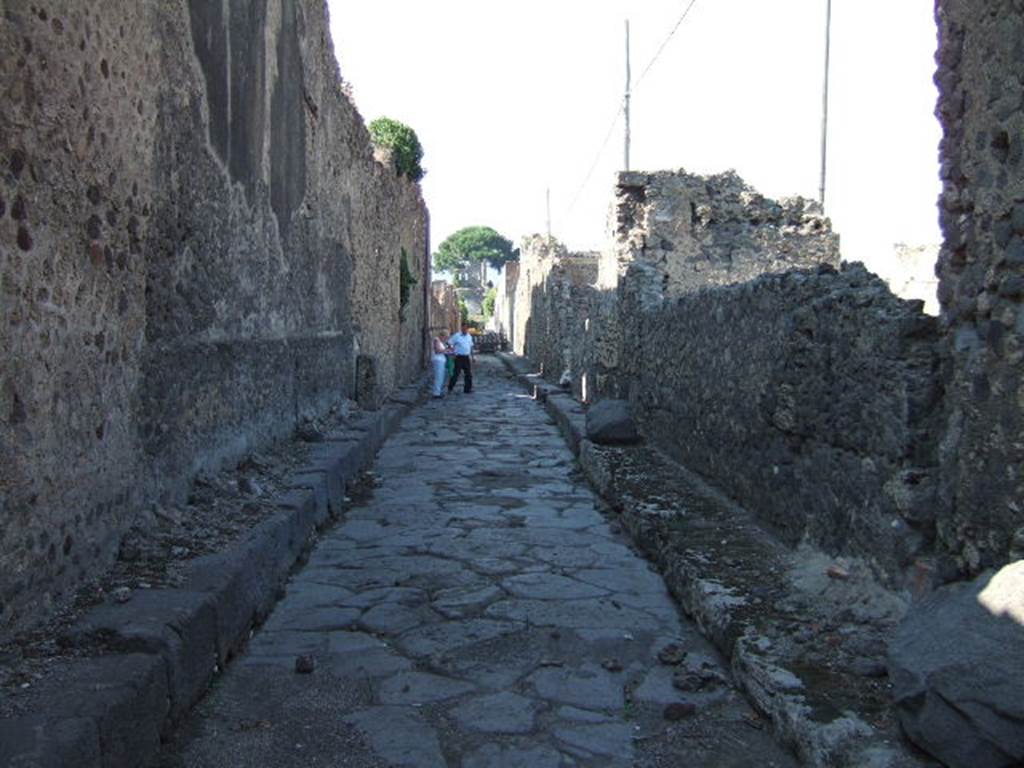 VI.13.1 Shop. Linked to VI.13.2
VI.12 Via del Labirinto looking North from Via della Fortuna VI.13.1