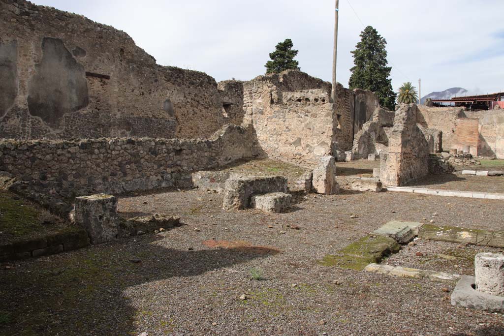 VI.13.2 Pompeii. October 2020. Looking towards west side of atrium and site of demolished cubiculum, and other rooms.
Photo courtesy of Klaus Heese.