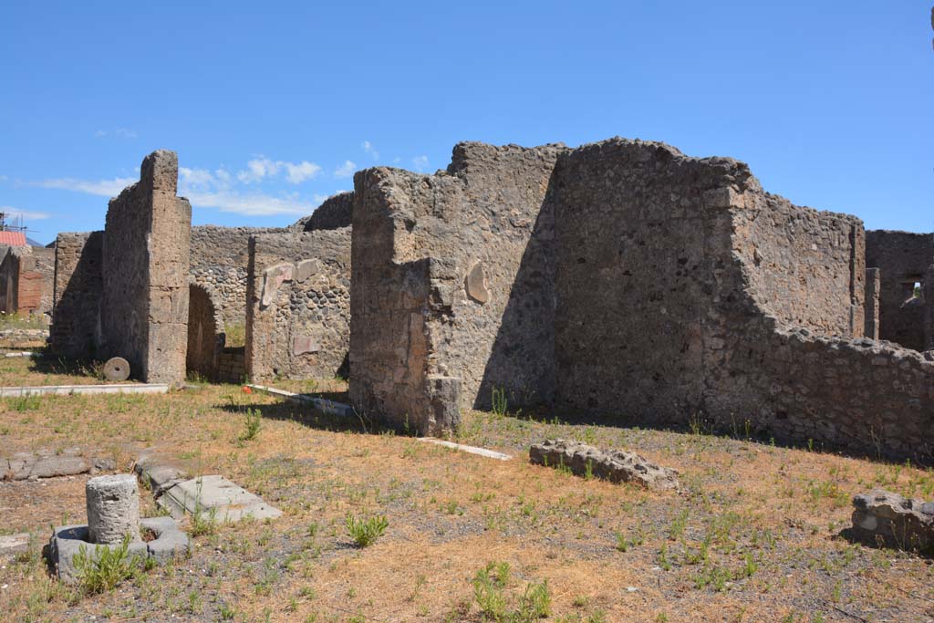 VI.13.2 Pompeii. July 2017. Looking north-east across atrium, towards rooms on east side.
Foto Annette Haug, ERC Grant 681269 DÉCOR.