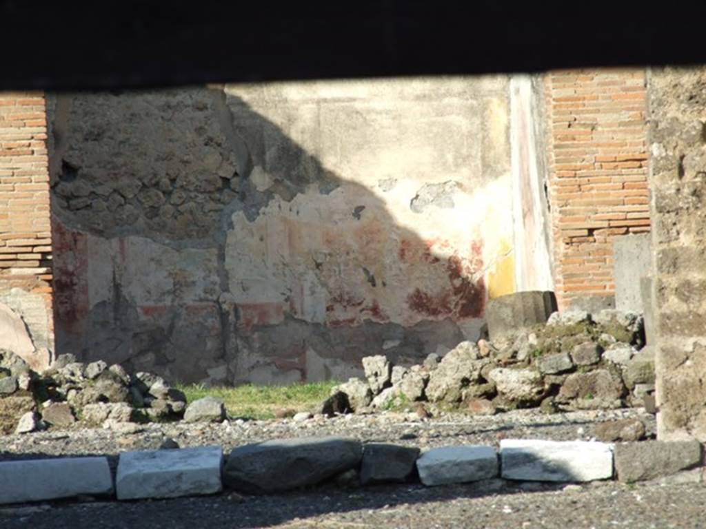 VI.13.2 Pompeii. December 2007. Looking north from east side of tablinum towards the summer triclinium, with remains of painted decoration.