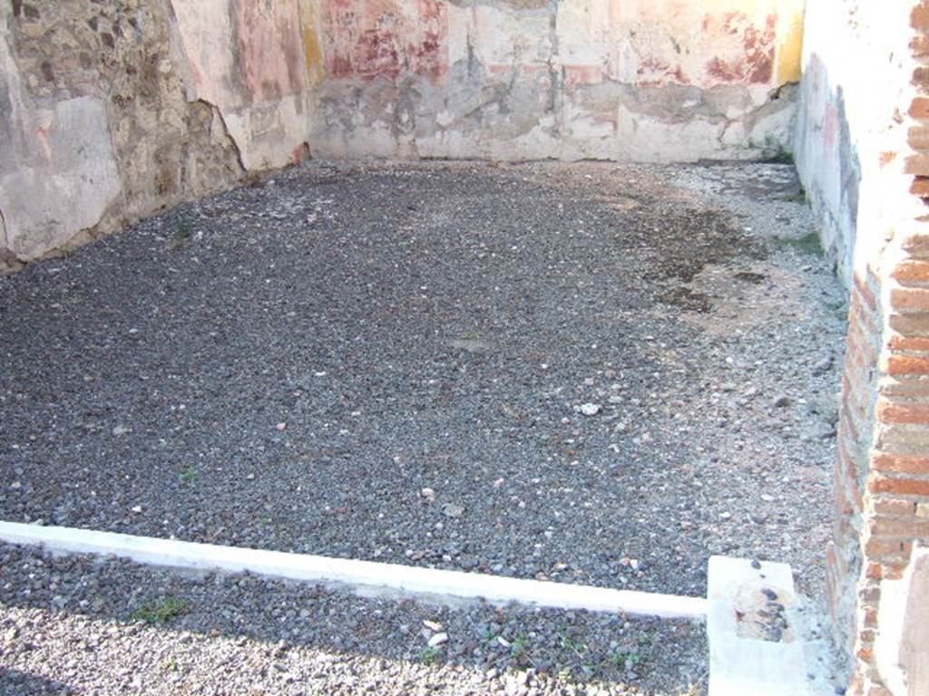 VI.13.2 Pompeii. September 2005. Looking north from peristyle into summer triclinium.
According to Bragantini in PPP, the flooring of the triclinium was cocciopesto.
