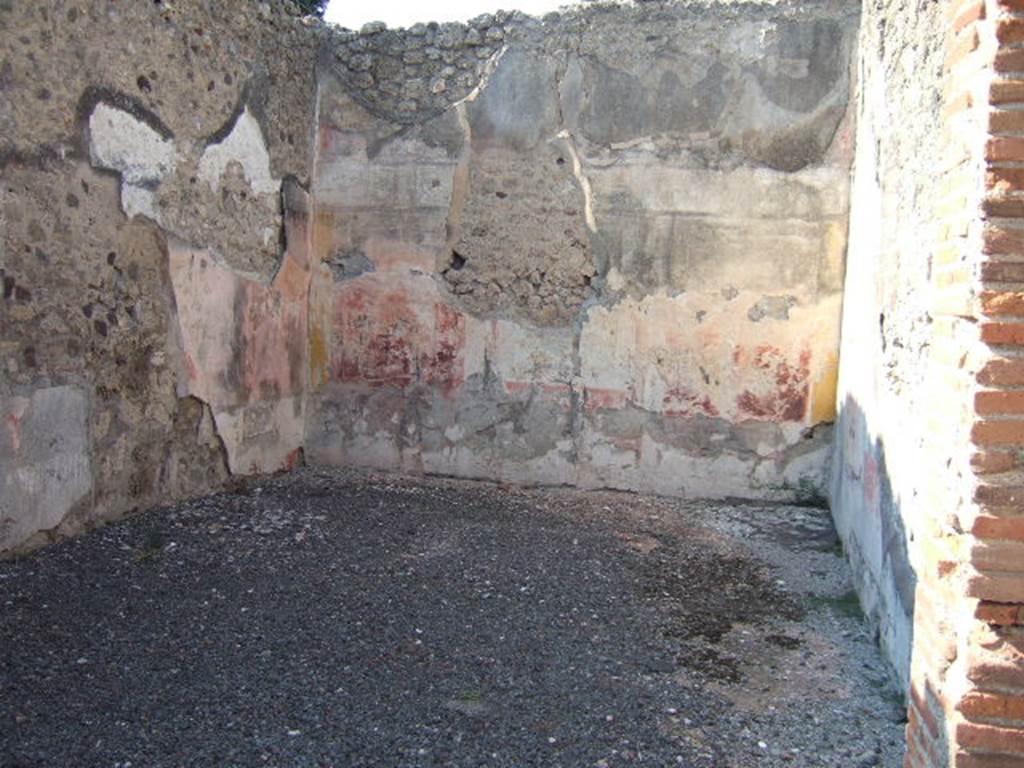 VI.13.2 Pompeii. September 2005. Summer triclinium, looking north. According to RdSPomp, found on the west wall (on the left) was the painting of Medea and the daughters of Pelias.
This was detached from the west wall and taken to the Naples Museum.
See Rivista di Studi Pompeiani, XVI, 2005 (p.190) and note 56.
The west wall would have had a red plinth, and a black zoccolo. In the central aedicula panel would have been a painting of Medea and the daughters of Pelias. The side panels would have been red, separated by narrow yellow compartments painted with silver candelabra design.
See Bragantini, de Vos, Badoni, 1983. Pitture e Pavimenti di Pompei, Parte 2. Rome: ICCD. (p.263, triclinio ‘20’).