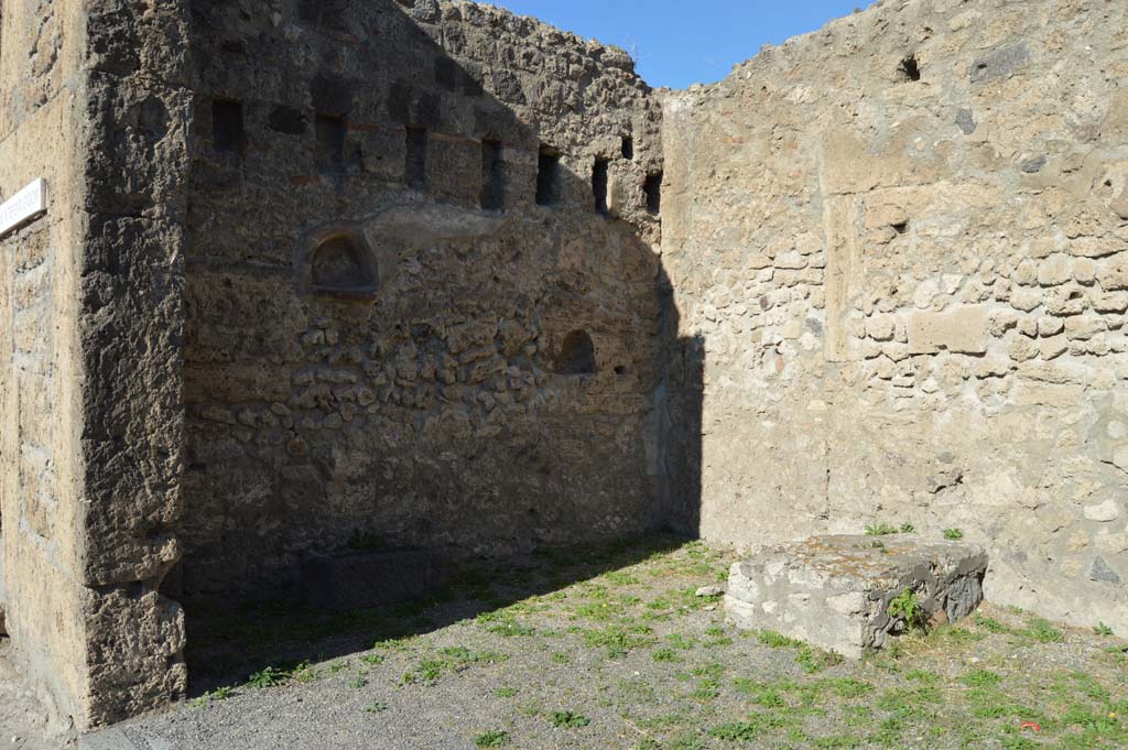 VI.13.7 Pompeii. October 2017. Looking towards west side of shop.
Foto Taylor Lauritsen, ERC Grant 681269 DÉCOR.