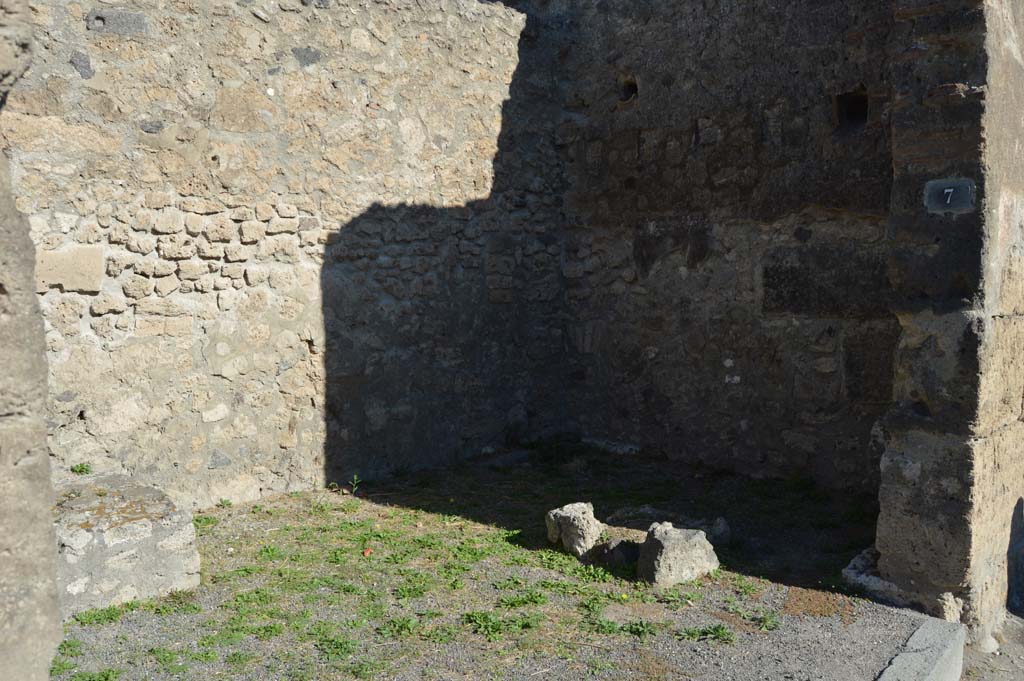 VI.13.7 Pompeii. October 2017. Looking towards east wall of shop.
Foto Taylor Lauritsen, ERC Grant 681269 DÉCOR.