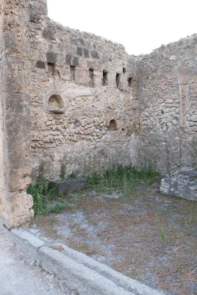 VI.13.7 Pompeii. December 2018.
Looking west to sill/threshold at front entrance with groove for sliding doors.
Photo courtesy of Aude Durand.