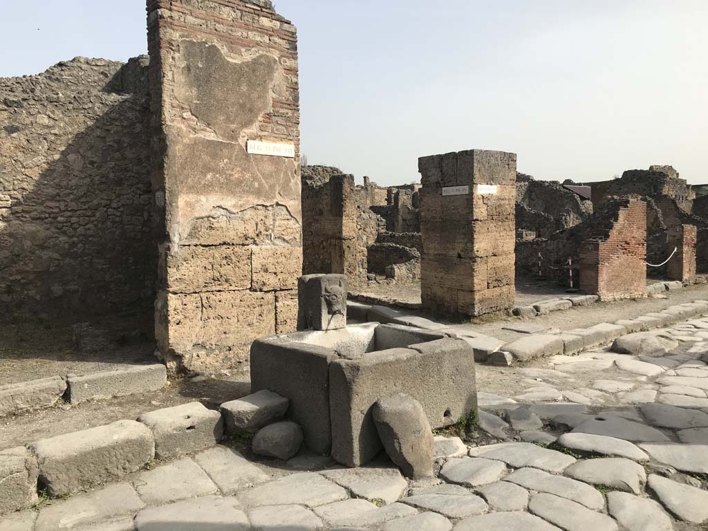 VI.13.7 Pompeii, on left. April 2019. Fountain outside VI.13.7 on north side of Via Della Fortuna.
Photo courtesy of Rick Bauer.