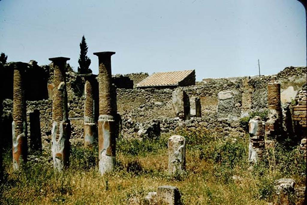 VI.13.6/8/9 Pompeii. 1957. Looking north-west across peristyle. Photo by Stanley A. Jashemski.
Source: The Wilhelmina and Stanley A. Jashemski archive in the University of Maryland Library, Special Collections (See collection page) and made available under the Creative Commons Attribution-Non Commercial License v.4. See Licence and use details.
J57f0036