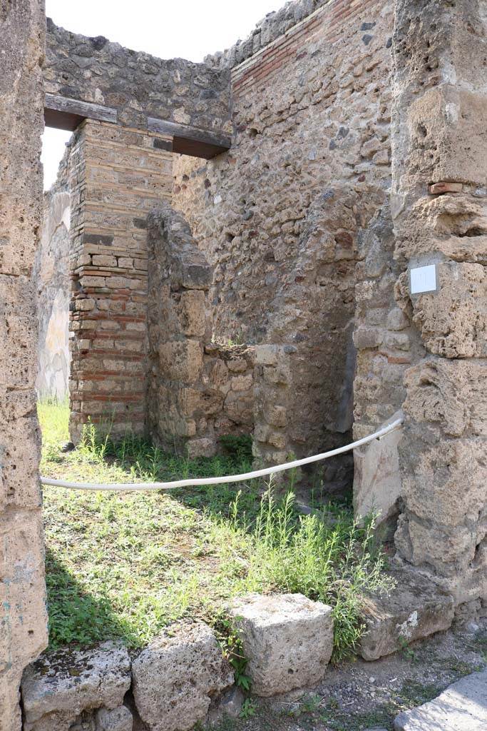 VI.13.11, Pompeii. December 2018.
Looking west to entrance doorway. Photo courtesy of Aude Durand.