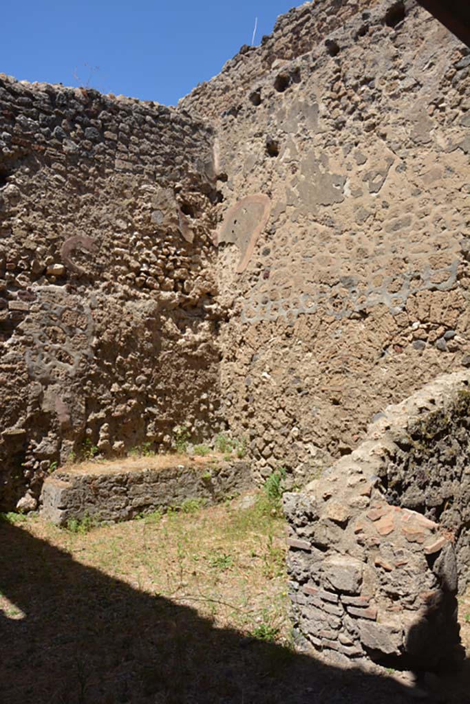 VI.13.19 Pompeii. July 2017.
Looking north-west from entrance doorway across a room originally linked to the kitchen by means of a door, with latrine, on right.
Foto Annette Haug, ERC Grant 681269 DÉCOR.