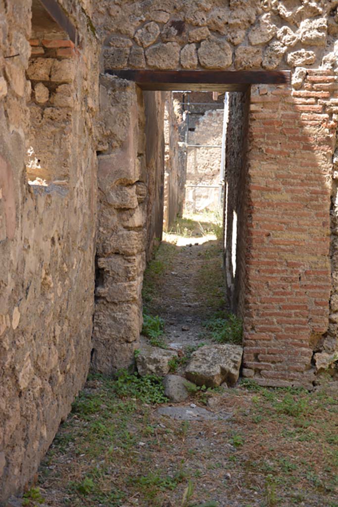 VI.13.12 Pompeii. July 2017.
Looking west from entrance doorway, to corridor leading towards VI.13.19.
Foto Annette Haug, ERC Grant 681269 DÉCOR.