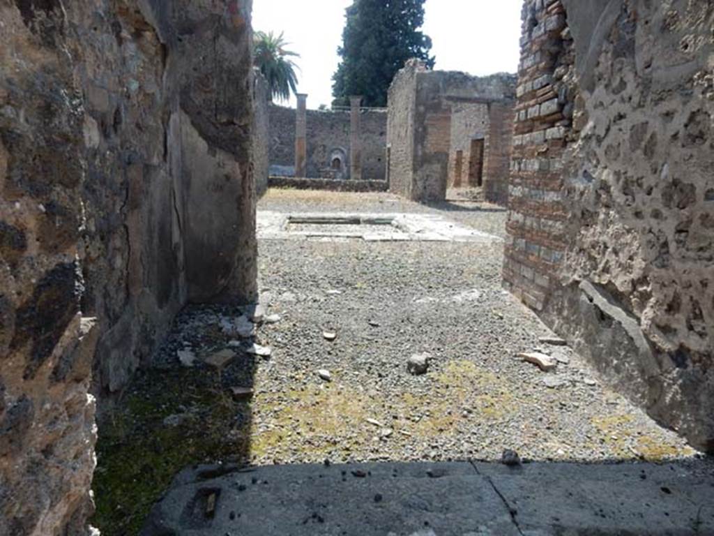 VI.13.13 Pompeii. May 2015. Looking west across atrium, from entrance doorway.
Photo courtesy of Buzz Ferebee.