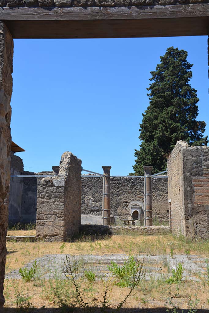 VI.13.13 Pompeii. July 2017.
Looking west across impluvium in atrium, from entrance doorway.
Foto Annette Haug, ERC Grant 681269 DÉCOR.