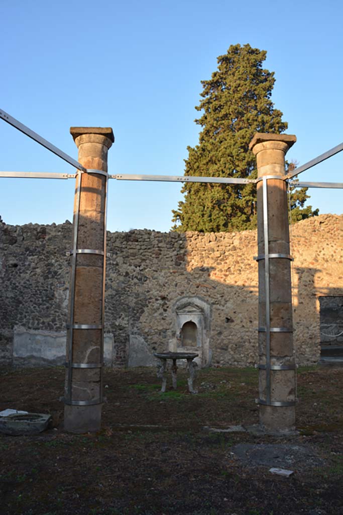 VI.13.13 Pompeii. October 2019.
Looking west across peristyle towards aedicula lararium against west wall of garden area.
Foto Annette Haug, ERC Grant 681269 DÉCOR.