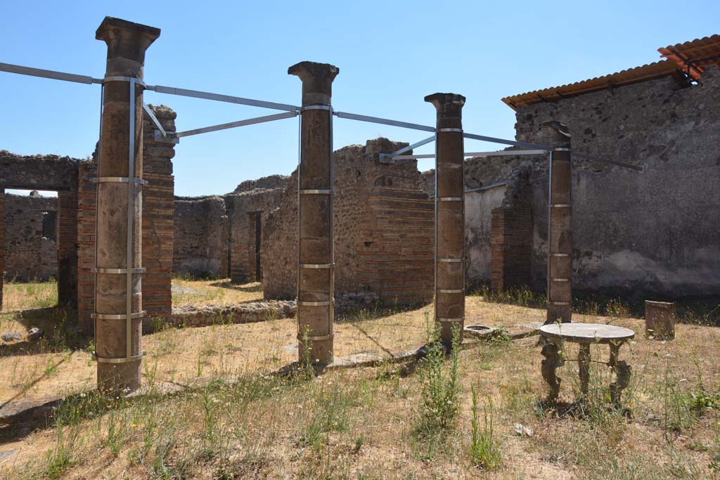 VI.13.13/18 Pompeii. July 2017.
Looking east from peristyle towards tablinum, in centre, and doorway to triclinium from east portico, on right.
Foto Annette Haug, ERC Grant 681269 DÉCOR.