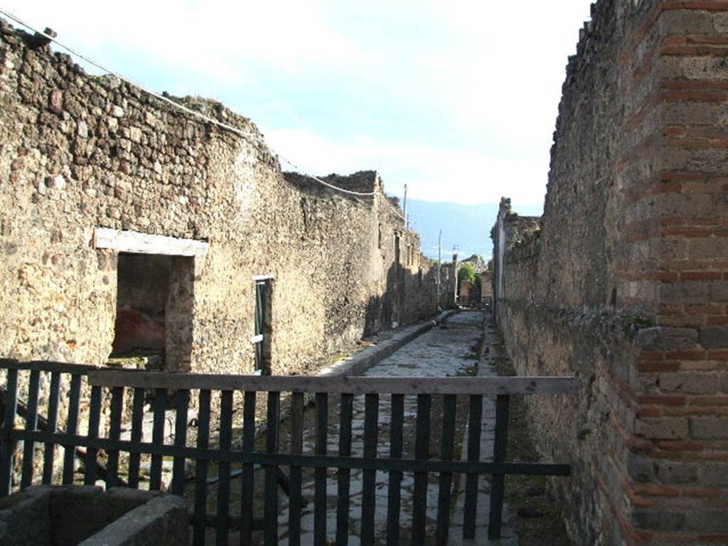 VI.13.17 Pompeii. December 2004. Vicolo del Labirinto looking south. VI.12