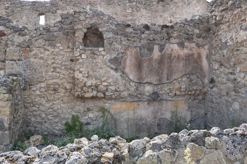 VI.14.1 Pompeii. December 2018.
Looking towards west wall of rear cubiculum, with niche and bed-recess. Photo courtesy of Aude Durand.