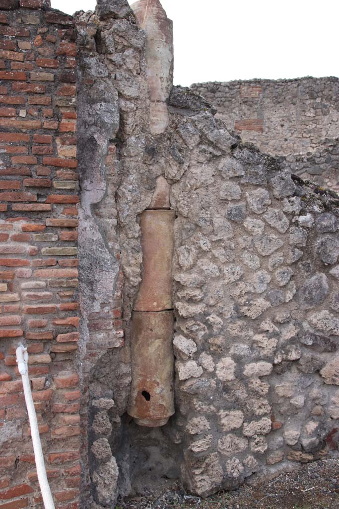 VI.14.2 Pompeii. October 2020. West wall of shop-room near entrance, downpipe.
Photo courtesy of Klaus Heese.