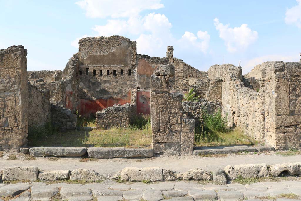 VI.14.8 Pompeii, on left. December 2018.
Looking north on Va della Fortuna towards entrance doorways, with VI.14.9, on right. Photo courtesy of Aude Durand.