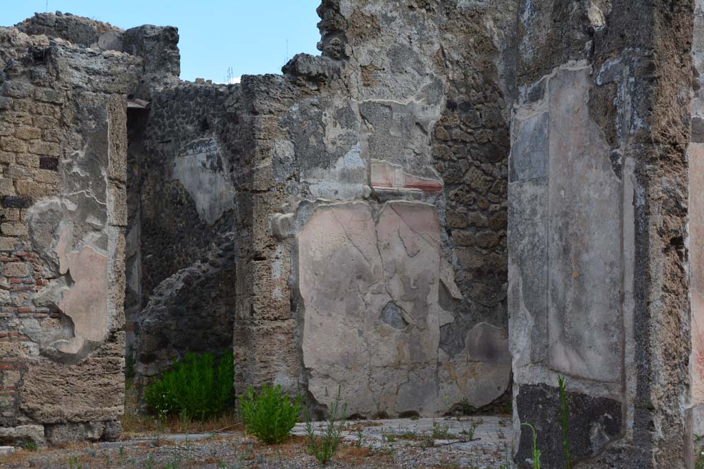 VI.14.12 Pompeii. July 2017. North-east corner of atrium, doorway to triclinium, on left, with north wall of east ala, in centre.
Foto Annette Haug, ERC Grant 681269 DÉCOR.