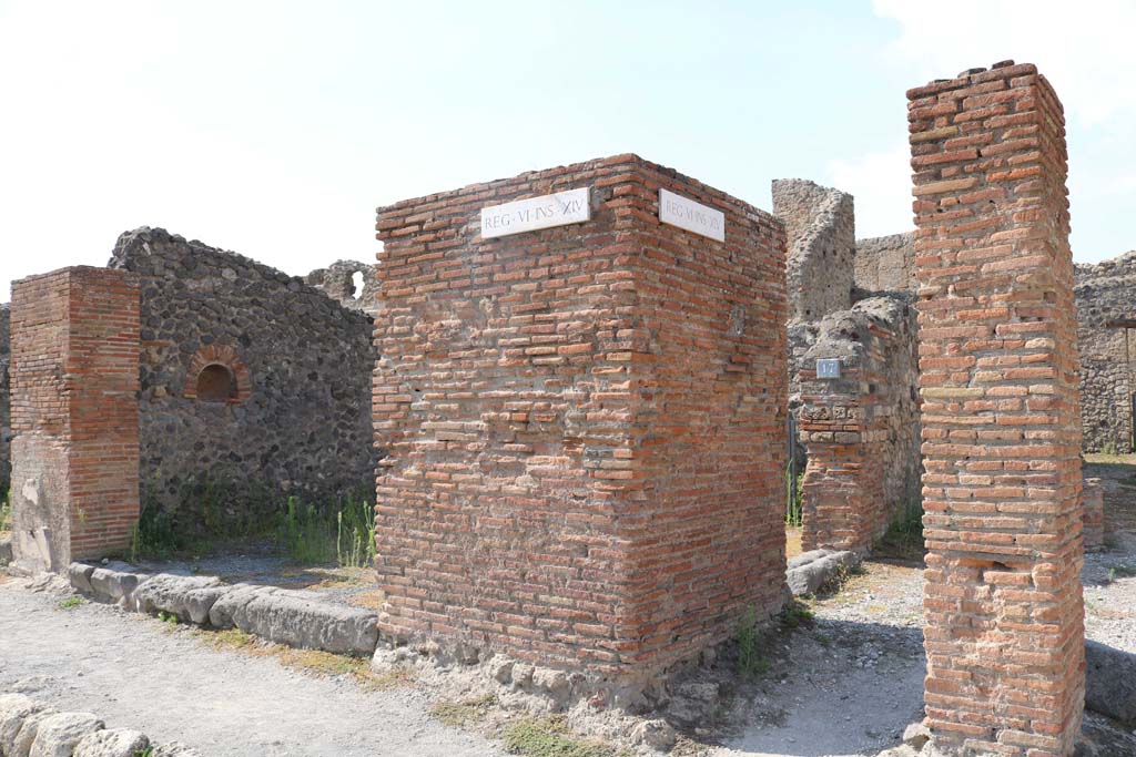 VI.14.16, Pompeii, linked to VI.14.17, Pompeii. December 2018.
Looking north-west towards the two entrances. Photo courtesy of Aude Durand.
