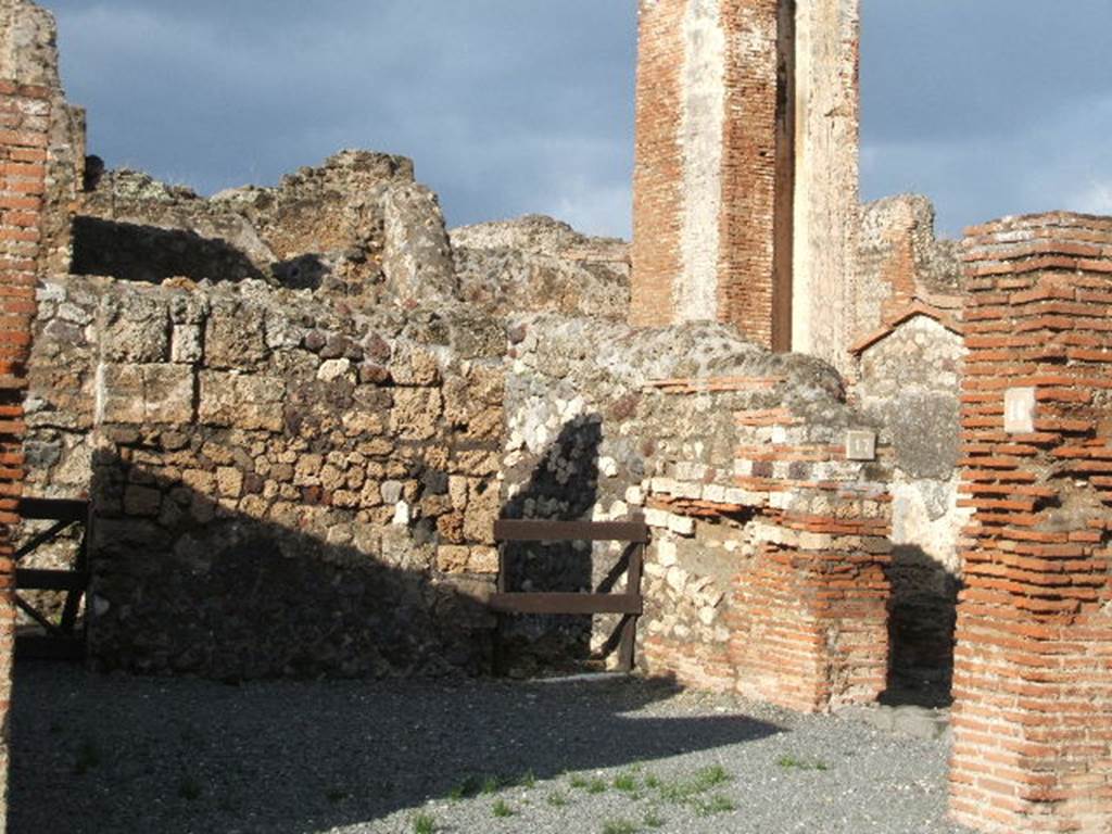 VI.14.16 Caupona.
Linked to VI.14.17 and VI.14.12
VI.14.16 front
and VI.14.17 around corner behind pillar on Via del Vesuvio