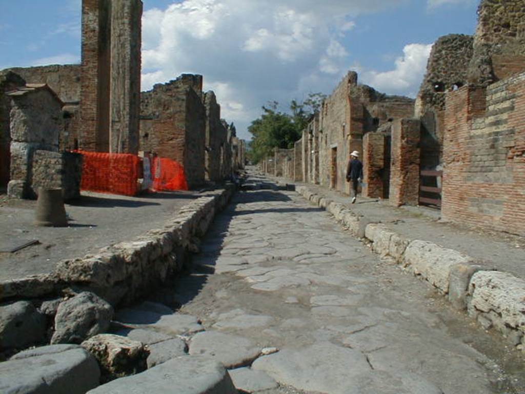 VI.14.17 Pompeii. September 2005. Via del Vesuvio, looking north. V.1