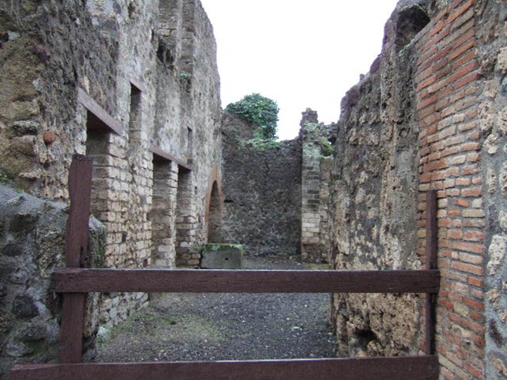 VI.14.18 Pompeii. December 2005. Looking west from entrance.