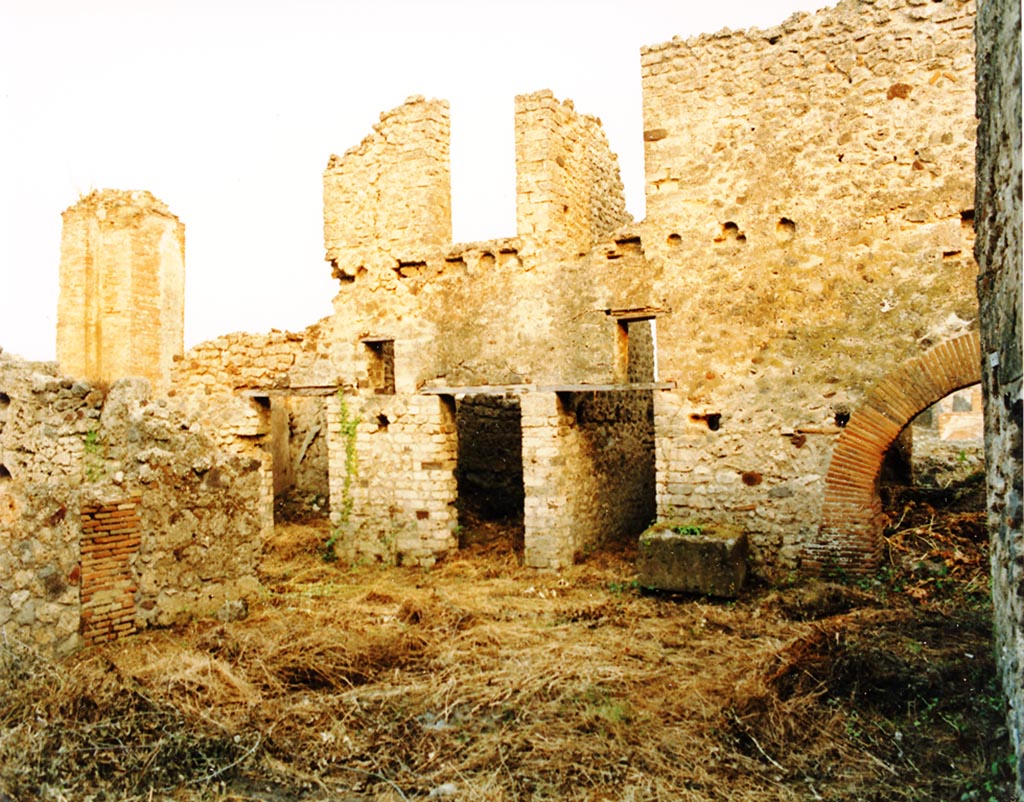 VI.14.18 Pompeii. 1987.
Looking south-east, across atrium, with rear of water tower in Via del Vesuvio on the left. Photo courtesy of Espen B. Andersson.