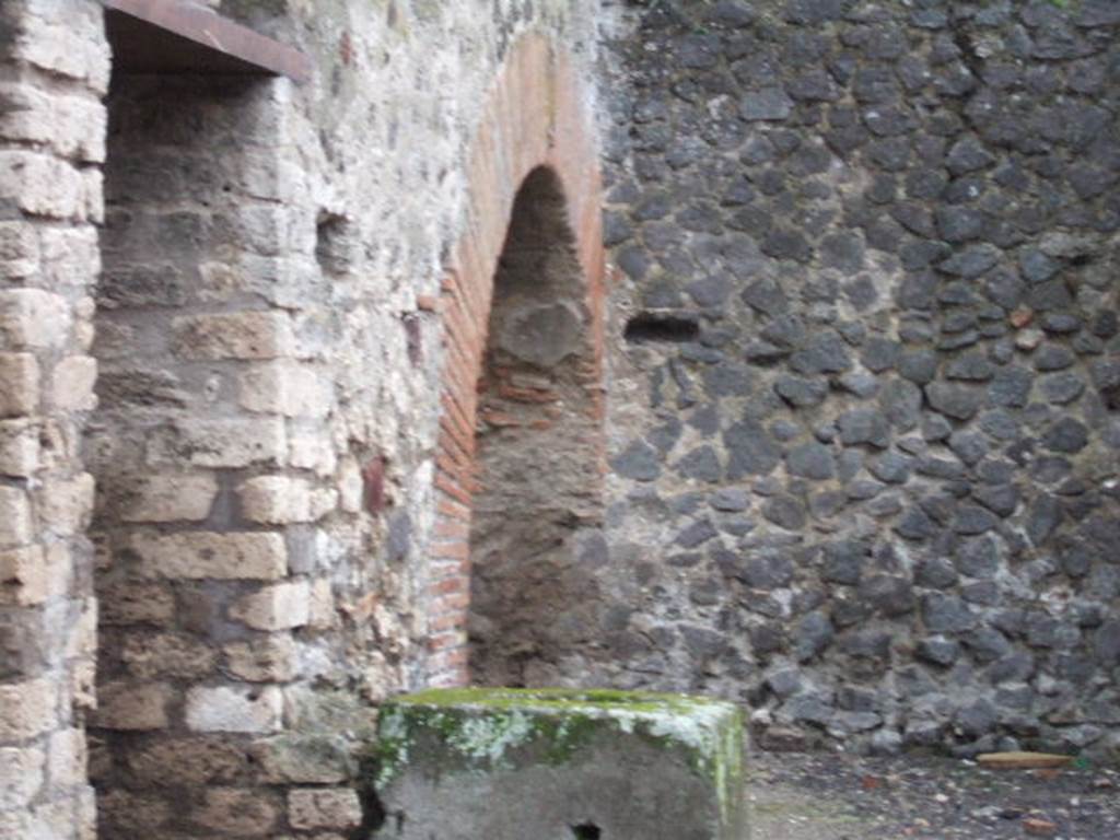 VI.14.18 Pompeii. December 2005. Arch in south west corner.