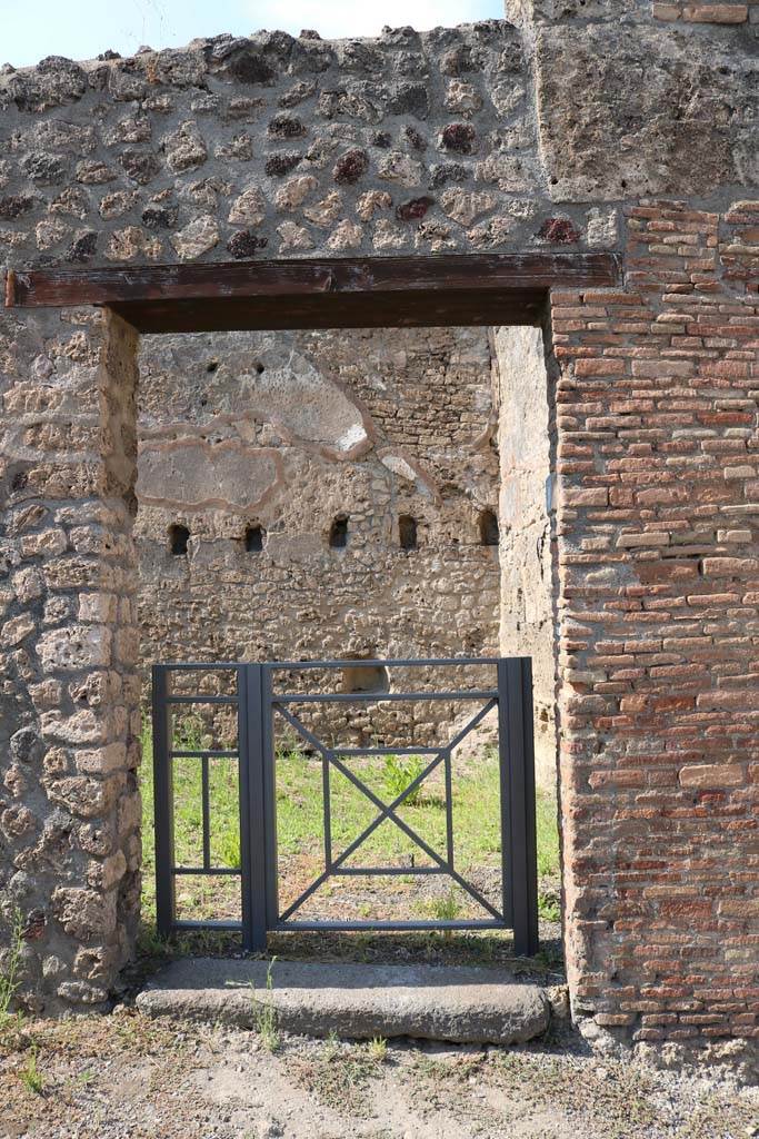 VI.14.19, Pompeii. December 2018.
Looking north to entrance doorway. Photo courtesy of Aude Durand.