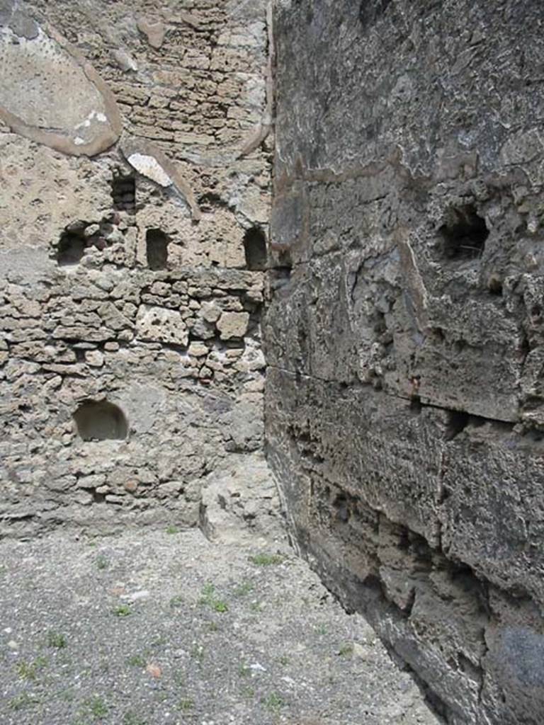 VI.14.19 Pompeii. May 2003. East wall, and north-east corner. Photo courtesy of Nicolas Monteix.