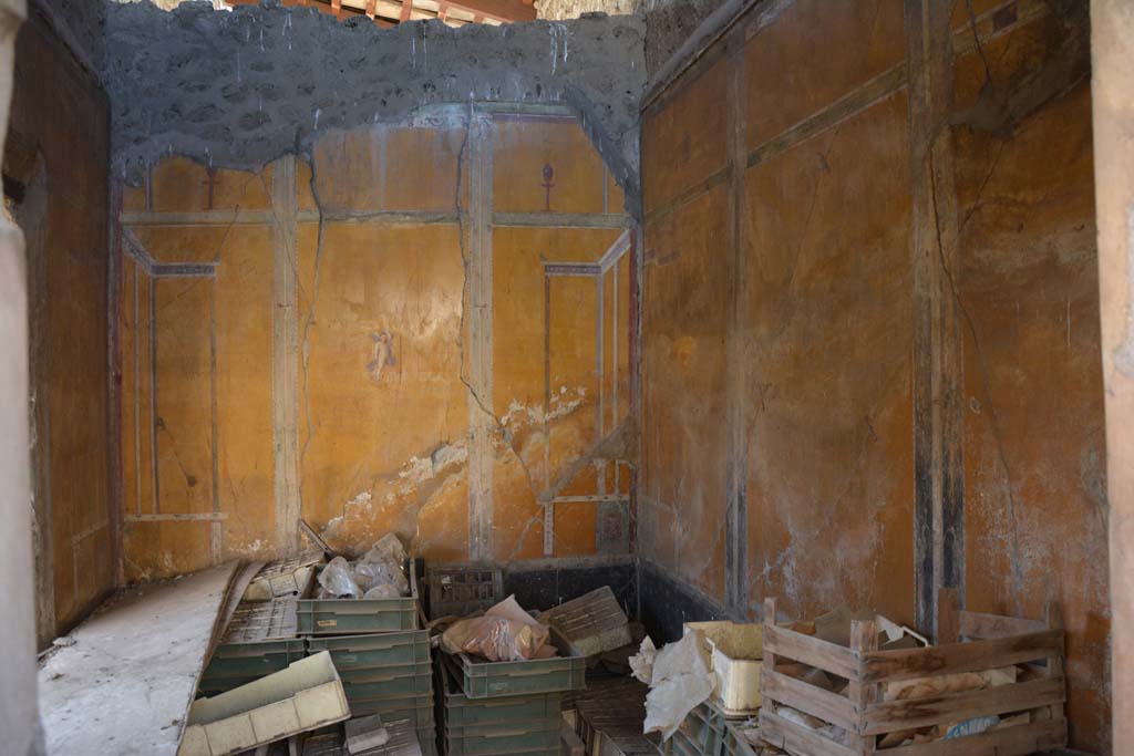 VI.14.20 Pompeii. October 2019. Room 13, south wall, south-west corner and west wall.
Foto Annette Haug, ERC Grant 681269 DÉCOR.