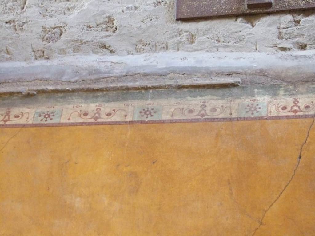 VI.14.20 Pompeii. March 2009. Room 13. Decorated border on top of painted plaster.