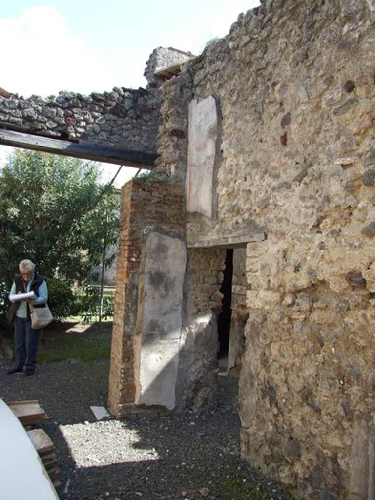 VI.14.20 Pompeii. March 2009. Room 15, looking south-east from triclinium, to west portico of garden area.