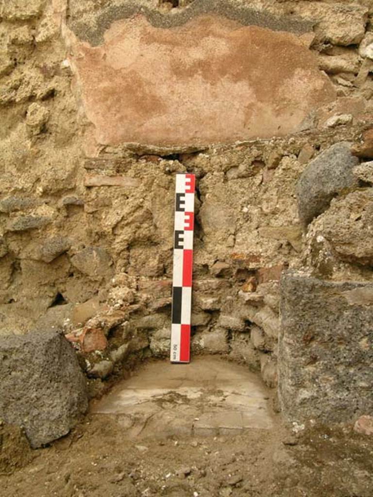 VI.14.22 Pompeii. June 2006. Room 9, detail of remains of oven from west side of kitchen. Photo courtesy of Nicolas Monteix.