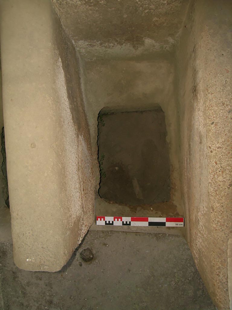 VI.14.22 Pompeii. June 2006.
Room 12, detail from foot basin at west end. Photo courtesy of Nicolas Monteix.