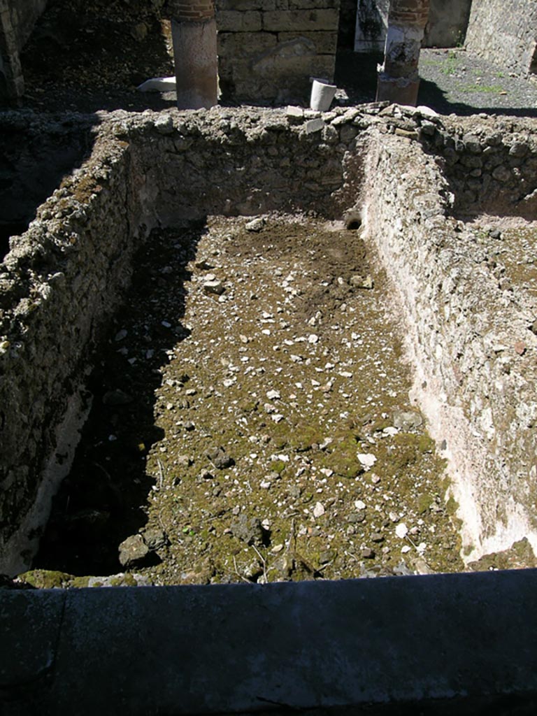 VI.14.22 Pompeii. June 2006.
Room 12, looking north into the middle rinsing basin. Photo courtesy of Nicolas Monteix.