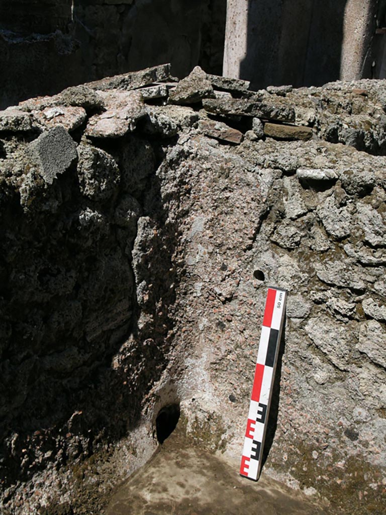 VI.14.22 Pompeii. June 2006.
Room 12, detail from the middle rinsing basin. Photo courtesy of Nicolas Monteix.