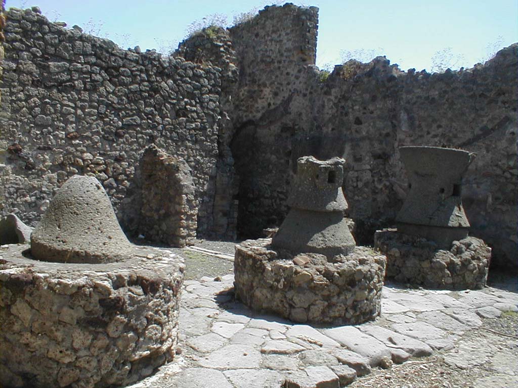 VI.14.32 Pompeii. May 2005. Mills on east side.