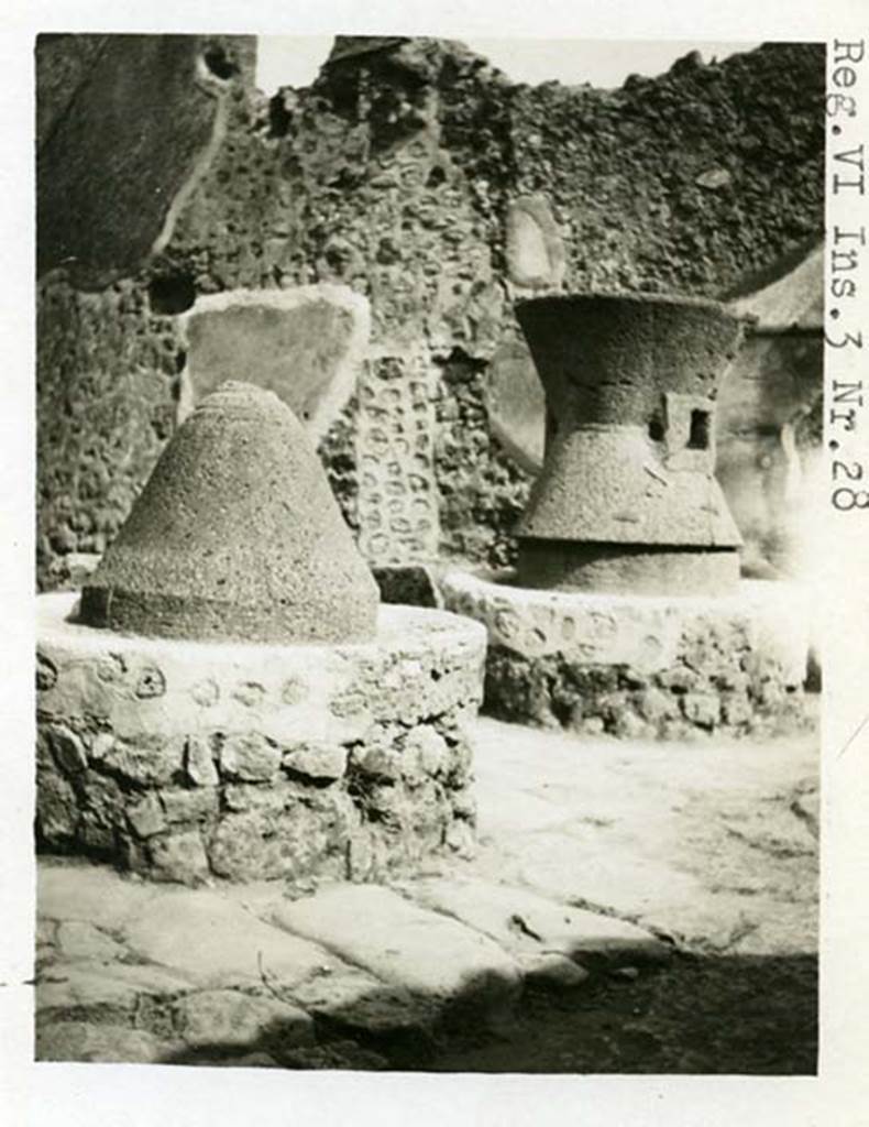 VI.14.32 Pompeii but photo numbered as VI.3.28. Pre-1937-1939. Mills.
Photo courtesy of American Academy in Rome, Photographic Archive. Warsher collection no. 255.