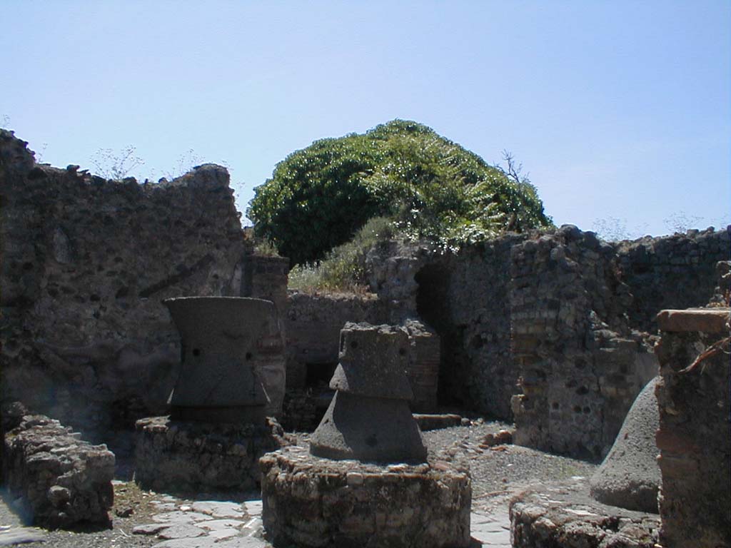 VI.14.32 Pompeii. May 2005. Looking south-west from room to east of entrance doorway across mills towards oven.
This room is shown on the Eschebach plan as the location of entrance 32.
At Pompeii, the entrance numbered 32 is actually a short distance further west, looking into the mill room.