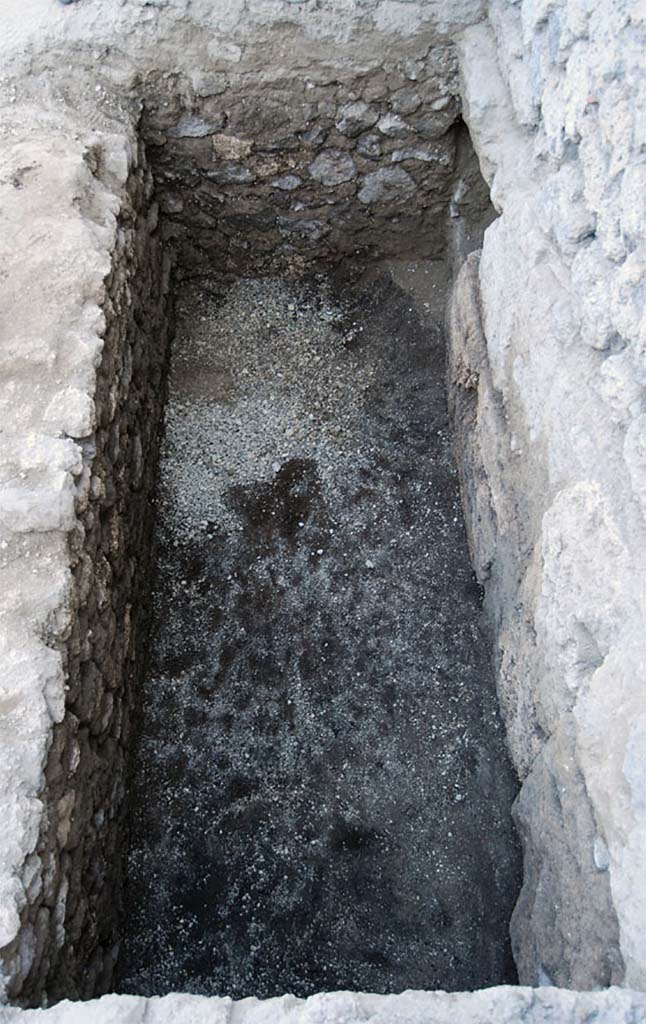 Fig. 16 - Pompéi Pistrina. Probable fosse septique en cours de fouille dans la boulangerie VI 14, 33-34.
Cliché pris du nord. Cliché : S. Aho / ÉfR.