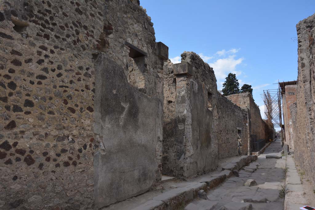 VI.14.34 Pompeii. July 2017. Looking west to entrance doorway on Vicolo di Mercurio.
Foto Annette Haug, ERC Grant 681269 DÉCOR.