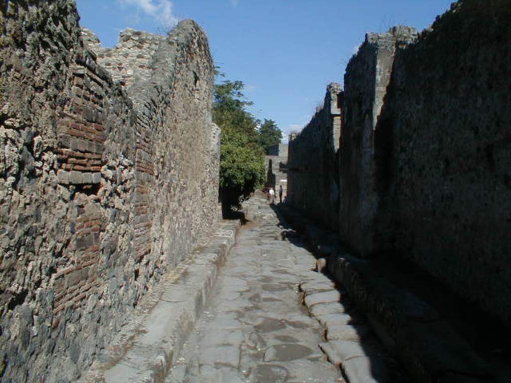 VI.16 Pompeii. Vicolo di Mercurio looking east to Via delle Nozze d’ Argento. VI.14.35