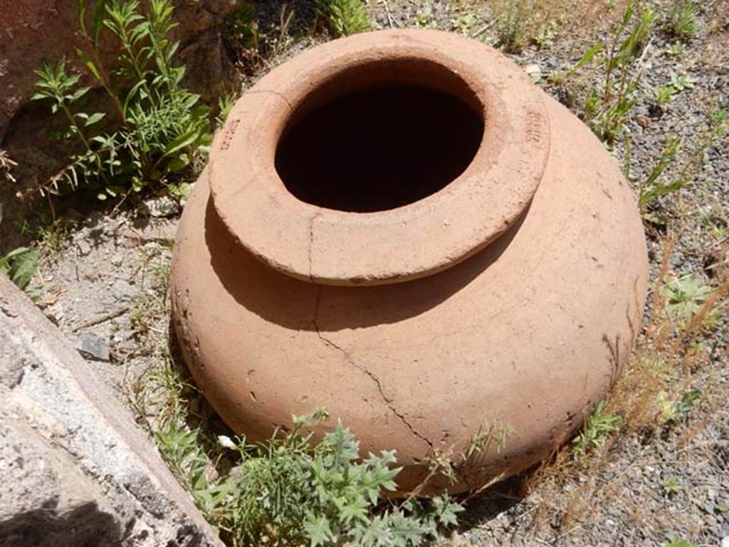 VI.14.35 Pompeii. May 2017. Large terracotta pot on east side of doorway. Photo courtesy of Buzz Ferebee.