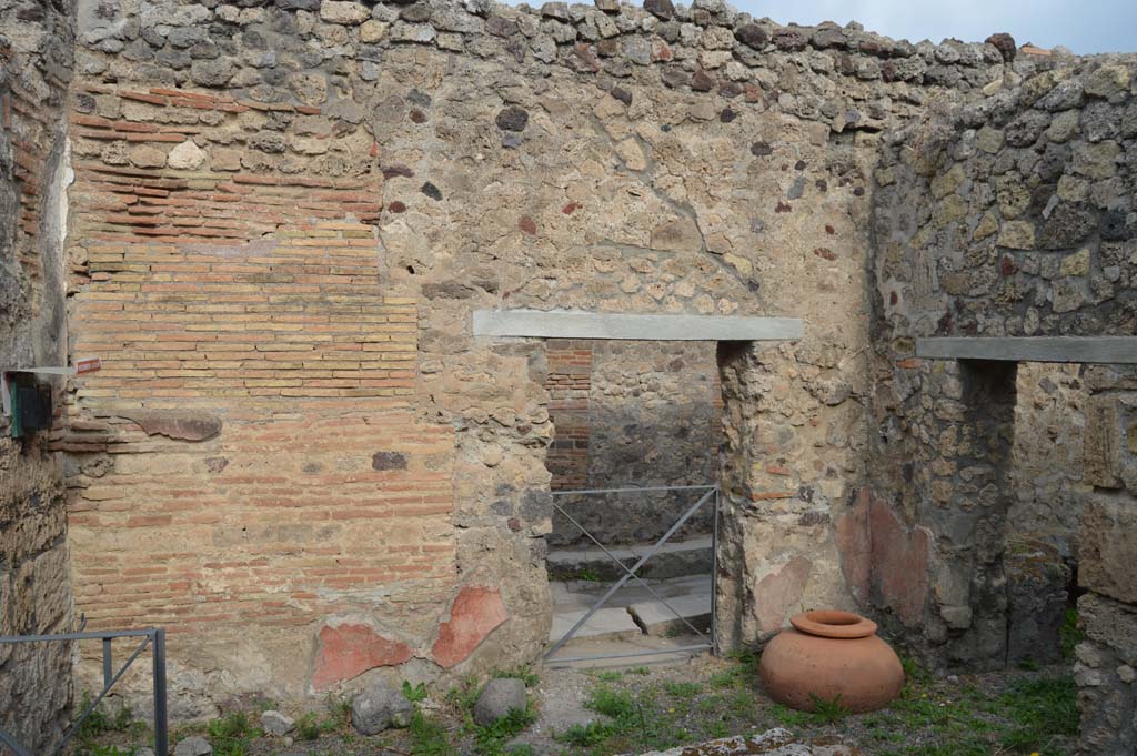 VI.14.36 Pompeii. October 2017. North wall of bar-room, with doorway at VI.14.35 onto Vicolo di Mercurio, in centre.
Foto Taylor Lauritsen, ERC Grant 681269 DÉCOR.
